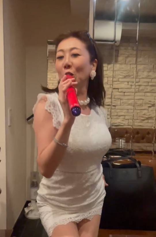 浅草ラウンジJのママ写真