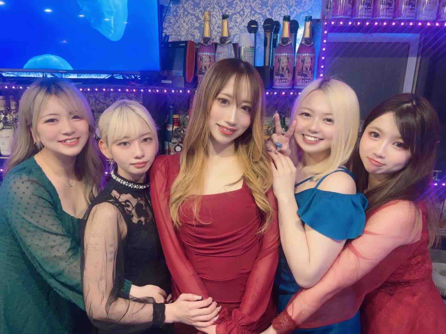 新橋スナックナインのママとキャスト写真