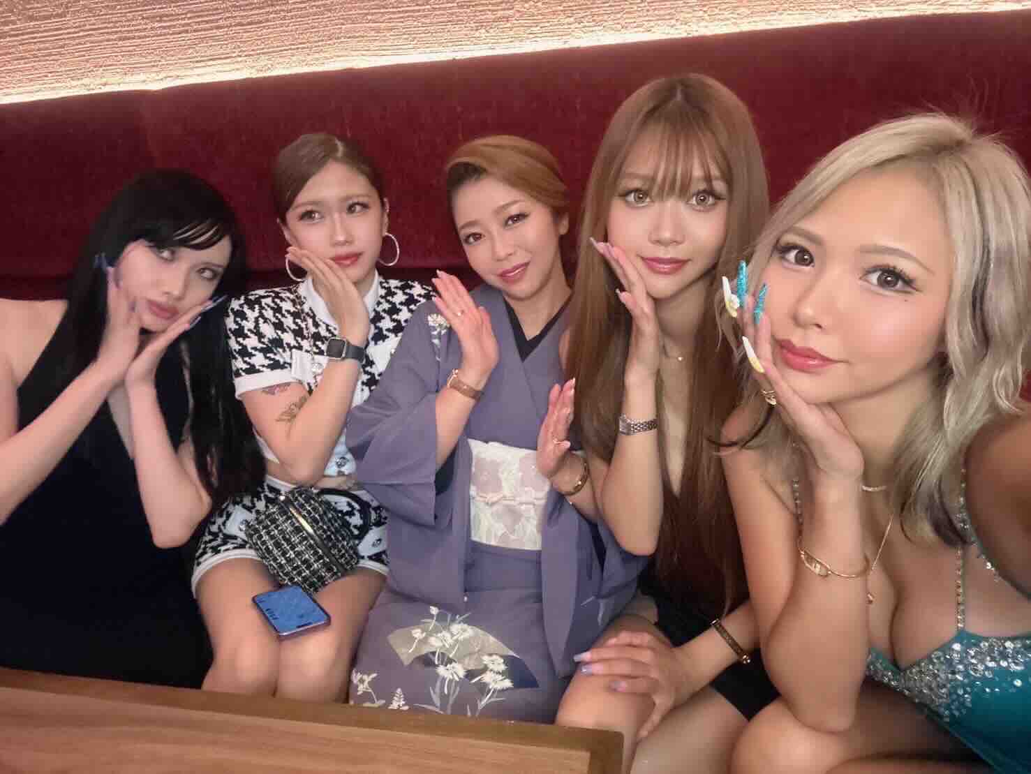武蔵新城スナックRITILOのママとキャストの写真