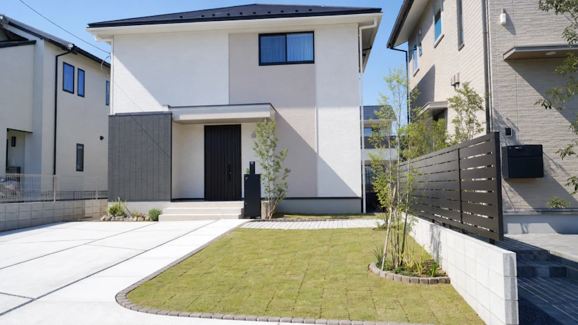 新築の庭に芝生を張る｜業者とDIYの費用・時期・後悔しない準備