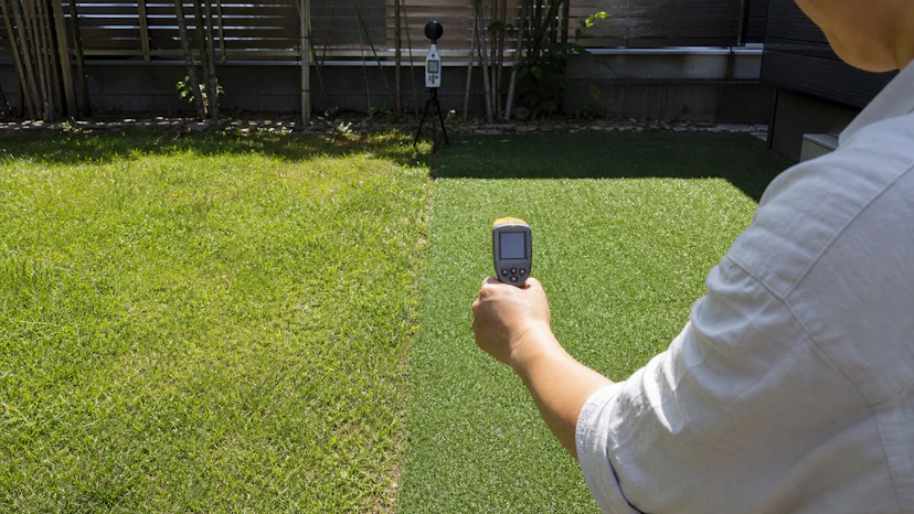 芝生・人工芝の表面温度は何度?夏の庭を測る方法