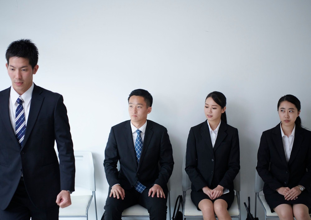 面接を受けに来ている人々を表している様子