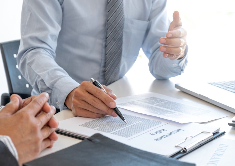 人が向かい合って話している様子