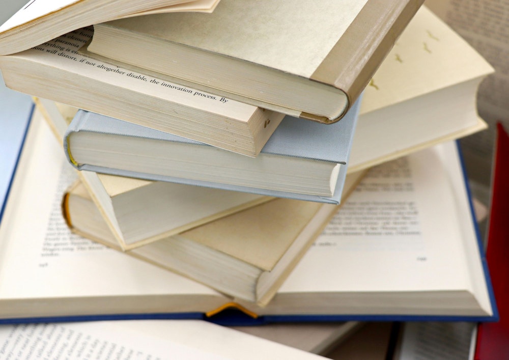 本が積み重なっている