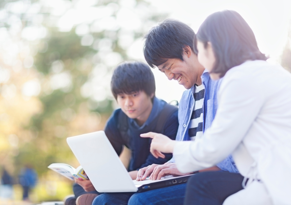 大学生が集まって話している様子