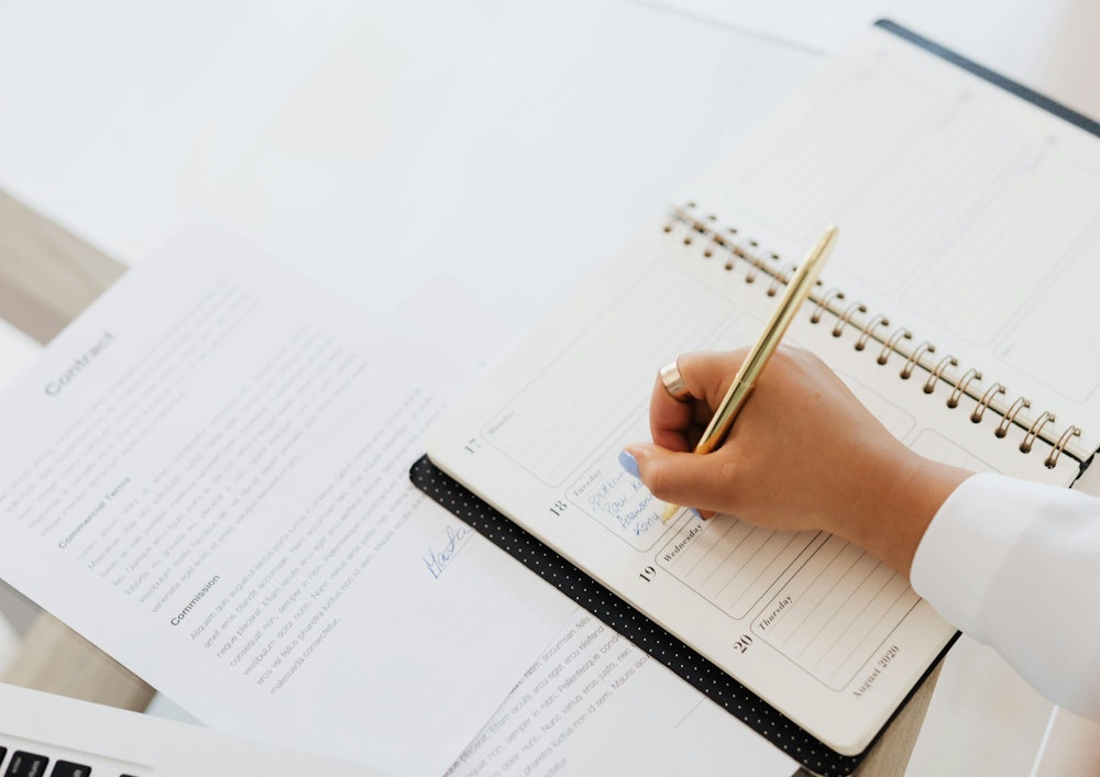 ノートに文字を書く手元