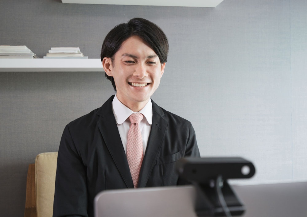 笑顔で面接を受ける様子