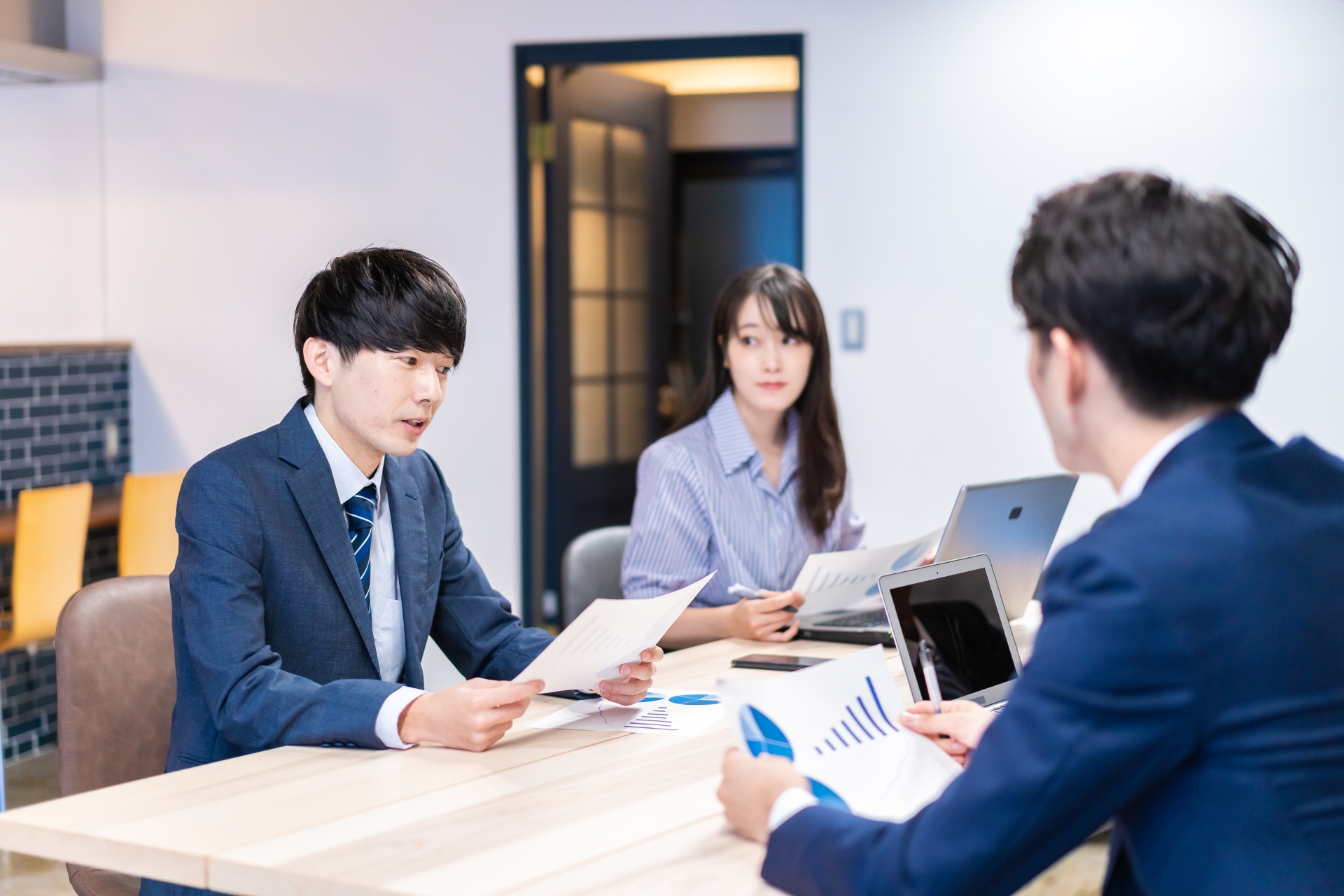 グループディスカッション対策｜流れ・役割・テーマについて解説