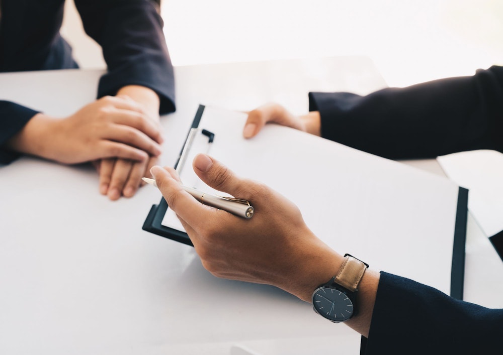 面接の手元を映している画像