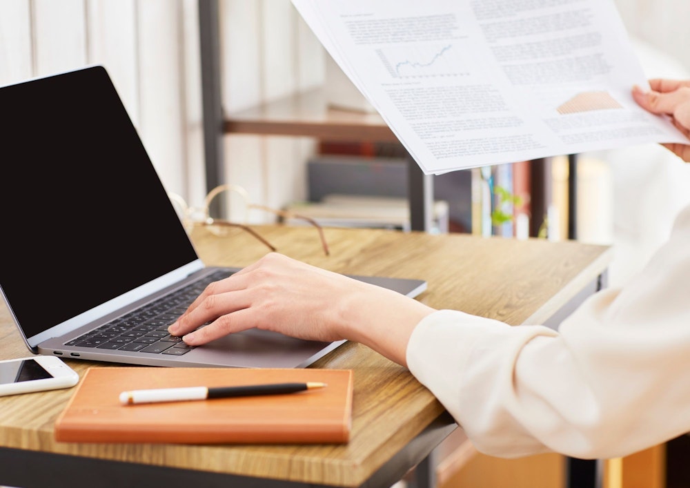 パソコンをいじっている様子