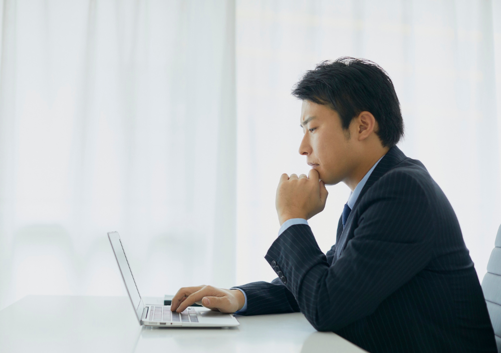 考えている男性