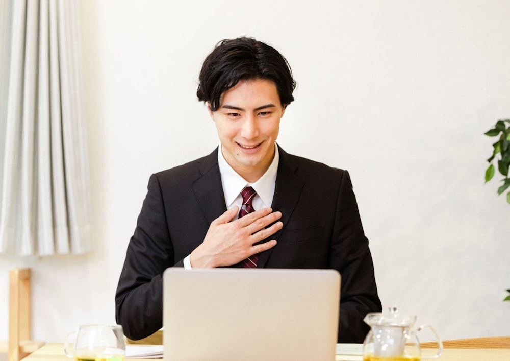 男性がパソコンにむかって話している様子