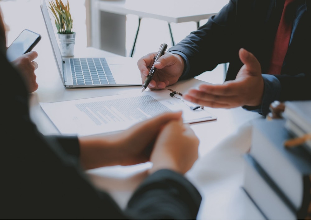 人と人が向かい合って話している手元