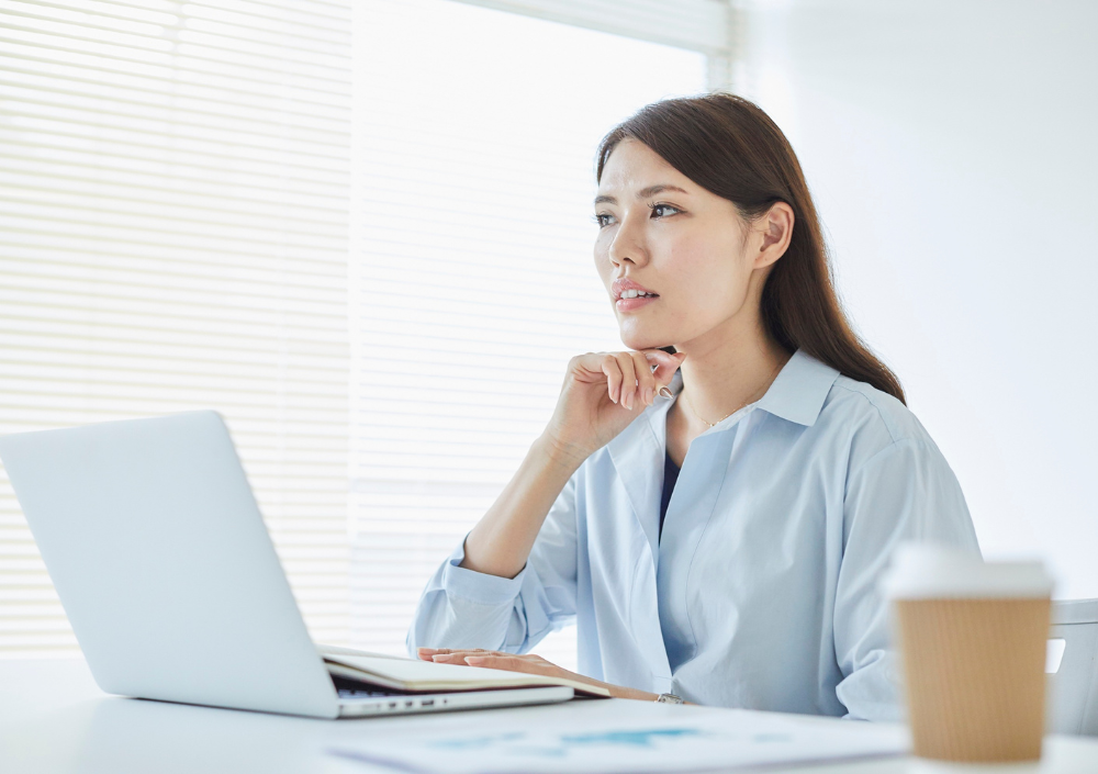 考え事をしている女性