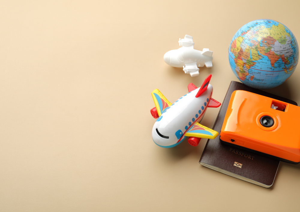 地球儀や飛行機も模型の写真