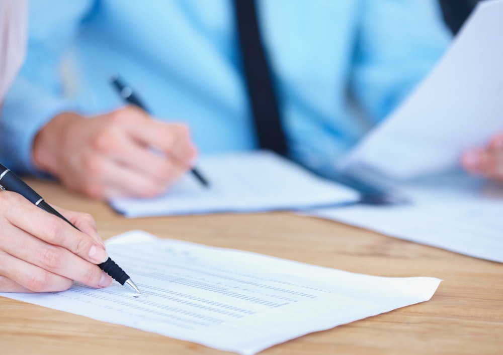 文章を書いている様子