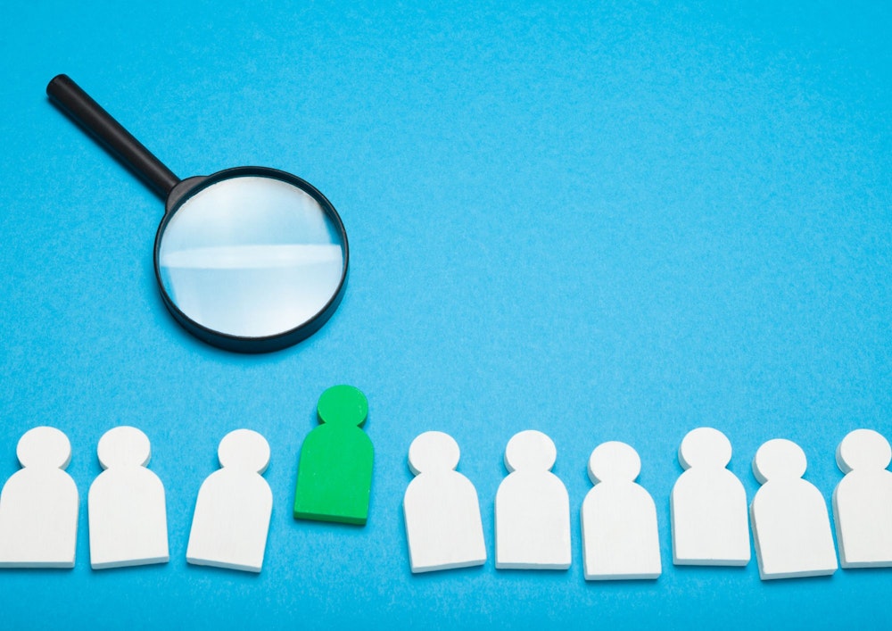 多くの人の中で、一人が選ばれた様子