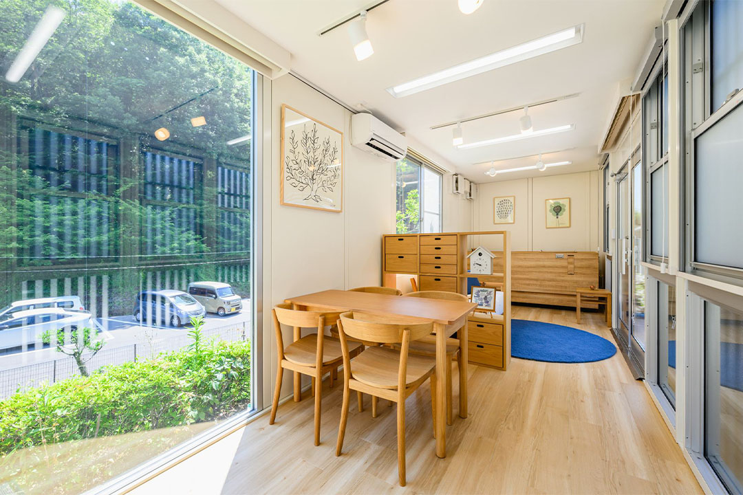 東京都西多摩郡日の出町100㎡以上（30坪以上）の事務所/安置室/待合室のユニットハウス・プレハブ・コンテナハウス、待合室　内覧（正面入口からの左アングル）