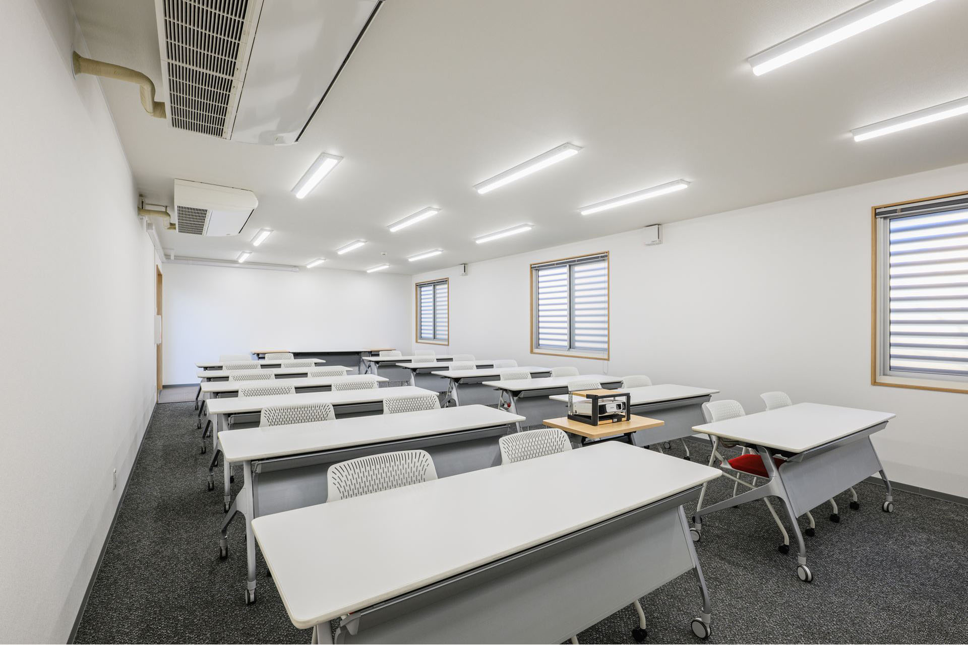 神奈川県川崎市50〜100㎡ (15〜30坪)の休憩所のユニットハウス・プレハブ・コンテナハウス、内覧　ミーティングルーム（室内から入口を見た様子）