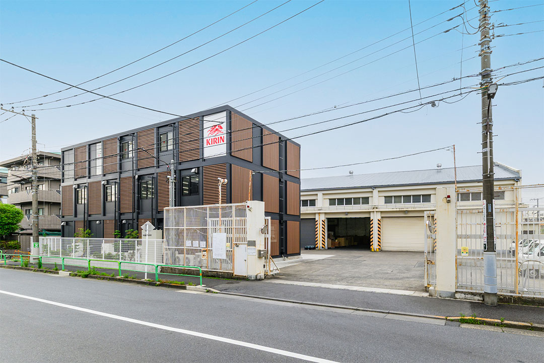 東京都練馬区100㎡以上（30坪以上）の事務所(会社事務所)のユニットハウス・プレハブ・コンテナハウス、外観の右アングル