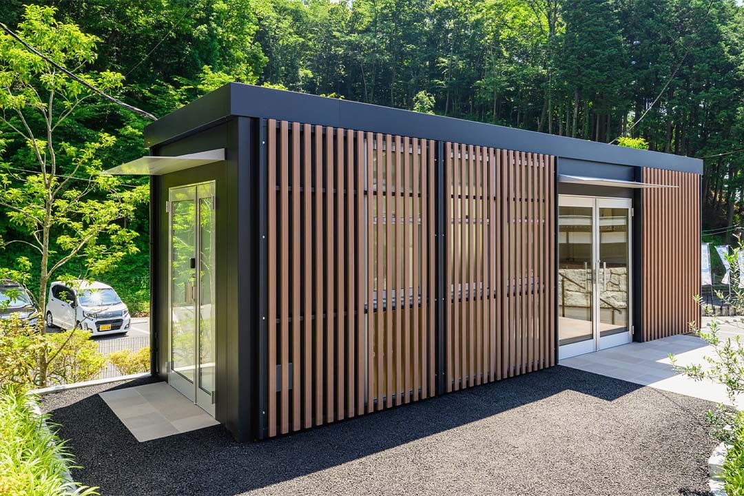 東京都西多摩郡日の出町100㎡以上（30坪以上）の事務所/安置室/待合室のユニットハウス・プレハブ・コンテナハウス、安置室　外観の左アングル