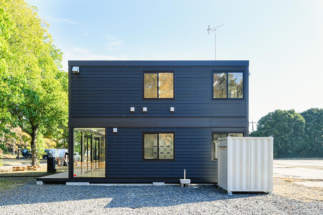 茨城県つくば市の研修施設/トイレのユニットハウス・プレハブ・コンテナハウス、外観 波板スチールパネル