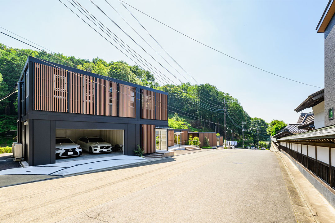 東京都西多摩郡日の出町100㎡以上（30坪以上）の事務所/安置室/待合室のユニットハウス・プレハブ・コンテナハウス、事務所棟　外観の左アングル