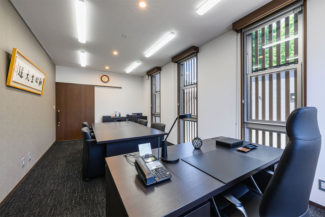 東京都西多摩郡日の出町100㎡以上（30坪以上）の事務所/安置室/待合室のユニットハウス・プレハブ・コンテナハウス、事務所棟　内観2階　理事長室