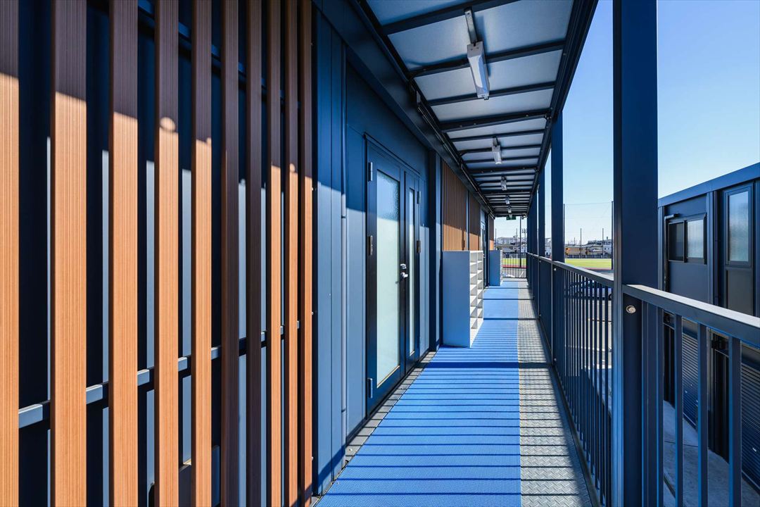千葉県柏市100㎡以上（30坪以上）のスポーツレジャー(部室棟/クラブハウス)のユニットハウス・プレハブ・コンテナハウス、外観 2階外廊下