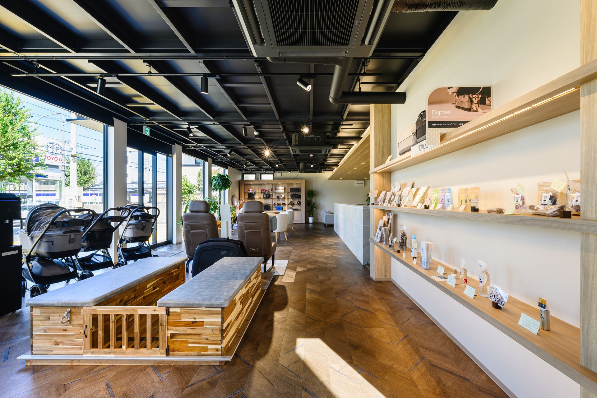 愛知県名古屋市100㎡以上（30坪以上）の店舗(自動車・ペット用品・カーオーディオ販売)のユニットハウス・プレハブ・コンテナハウス、内観1階 内装展示 ペット用品販売