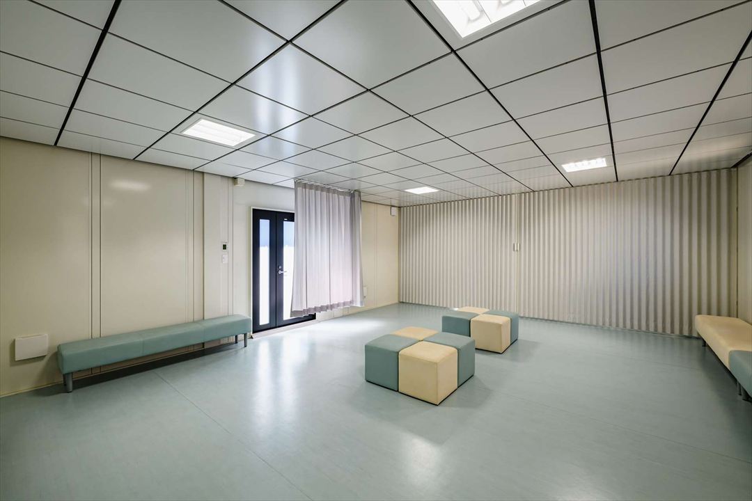 千葉県柏市100㎡以上（30坪以上）のスポーツレジャー(部室棟/クラブハウス)のユニットハウス・プレハブ・コンテナハウス、内観 ミーティング室 アコーディオンカーテン