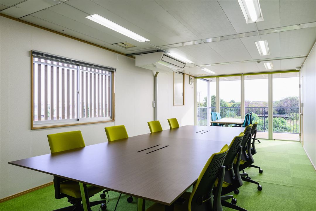 100㎡以上（30坪以上）の建設現場事務所/休憩所のユニットハウス・プレハブ・コンテナハウス、事務所棟 内観 1階 会議室