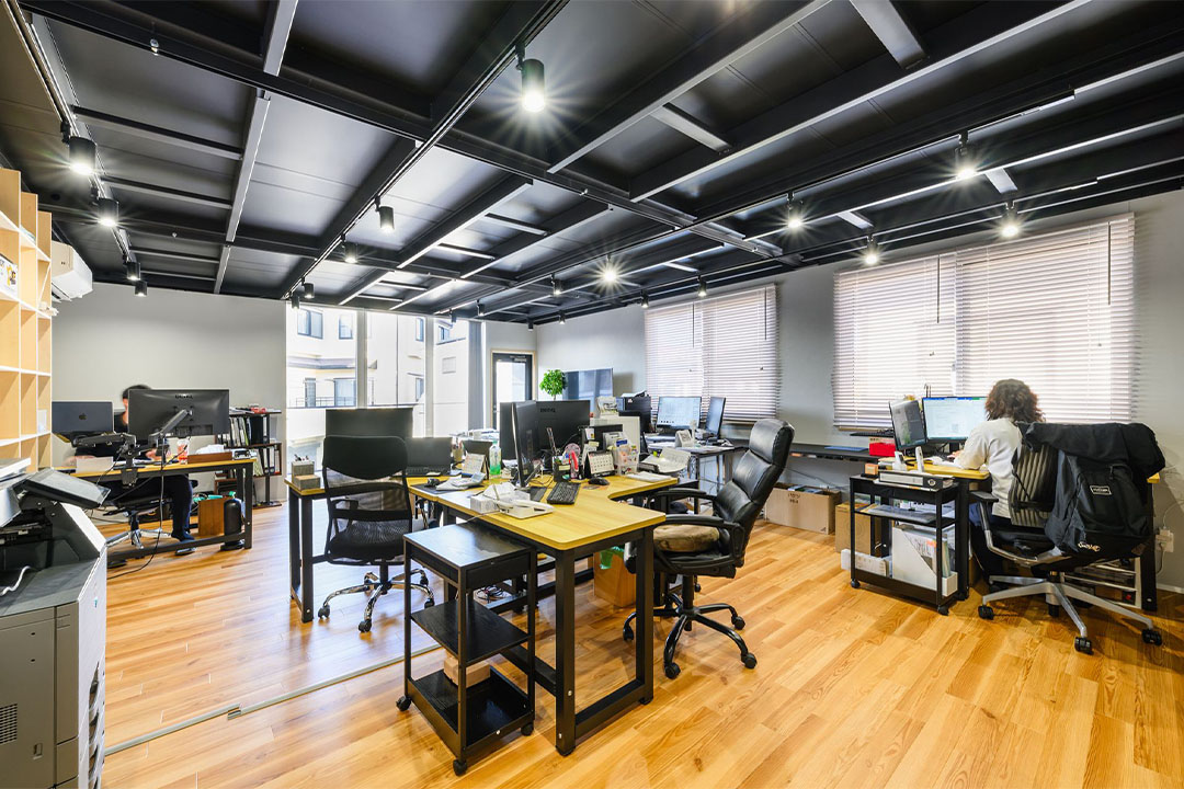 東京都府中市の事務所(会社事務所)/ガレージのユニットハウス・プレハブ・コンテナハウス、内観2階　事務室