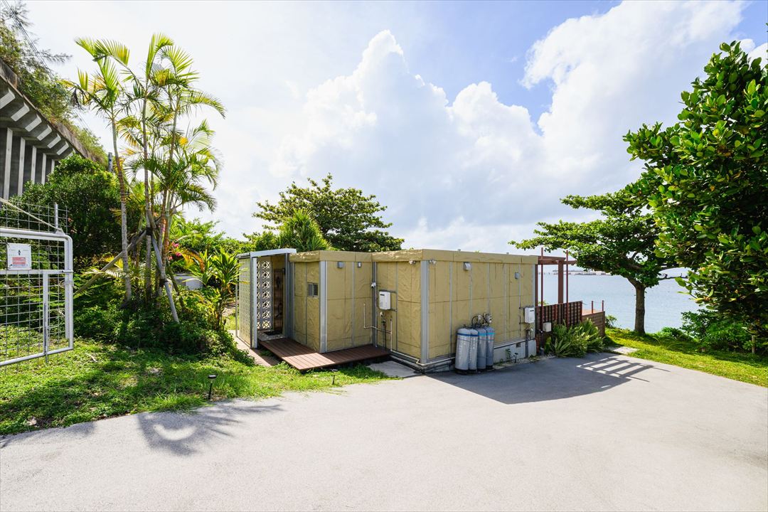 沖縄県うるま市50〜100㎡ (15〜30坪)の店舗(宿泊施設)のユニットハウス・プレハブ・コンテナハウス、外観 玄関