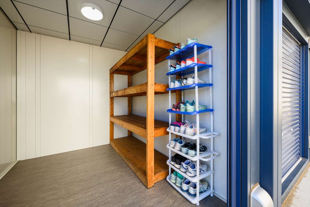 千葉県柏市100㎡以上（30坪以上）のスポーツレジャー(部室棟/クラブハウス)のユニットハウス・プレハブ・コンテナハウス、内観 部室内倉庫