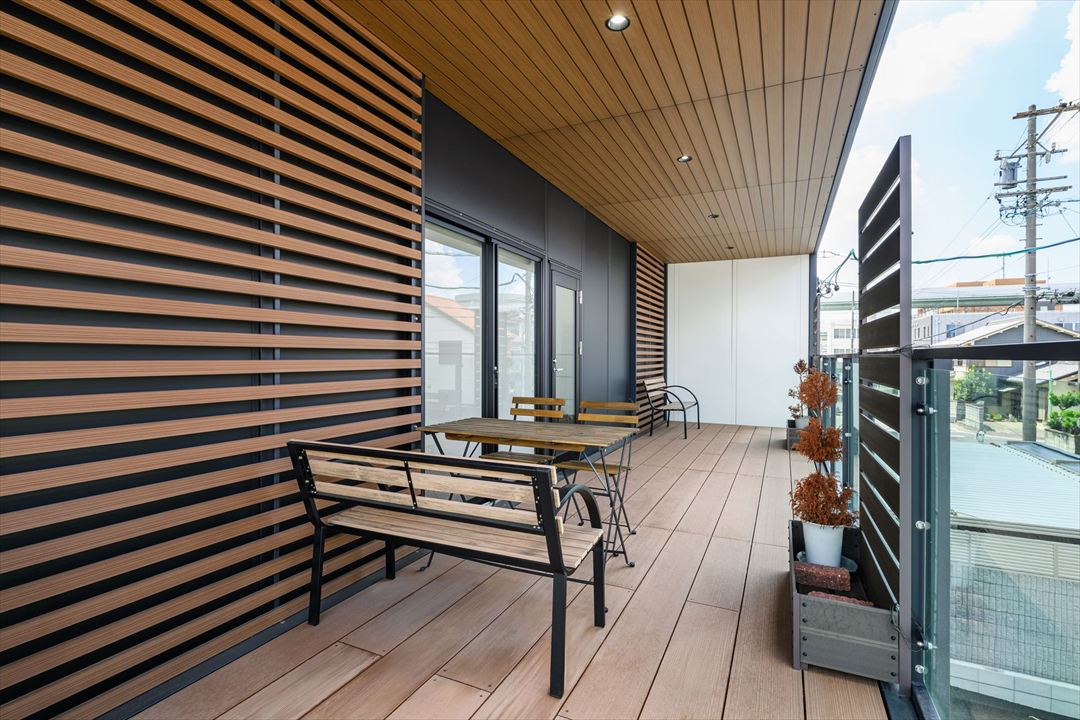 愛知県名古屋市100㎡以上（30坪以上）の事務所(会社事務所)のユニットハウス・プレハブ・コンテナハウス、外観2階　インナーバルコニー（屋外用家具からのアングル）