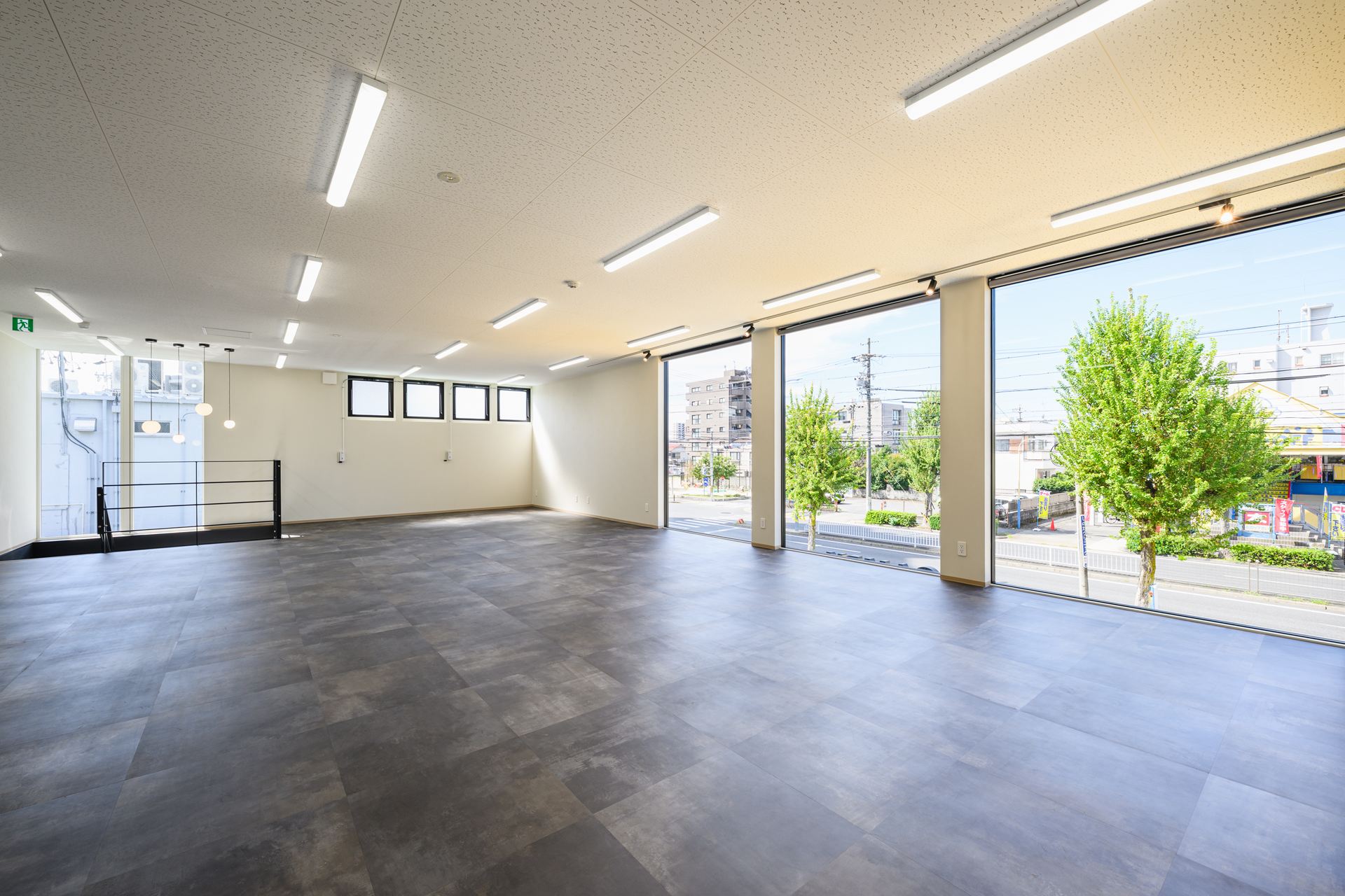 愛知県名古屋市100㎡以上（30坪以上）の店舗(自動車・ペット用品・カーオーディオ販売)のユニットハウス・プレハブ・コンテナハウス、内観2階