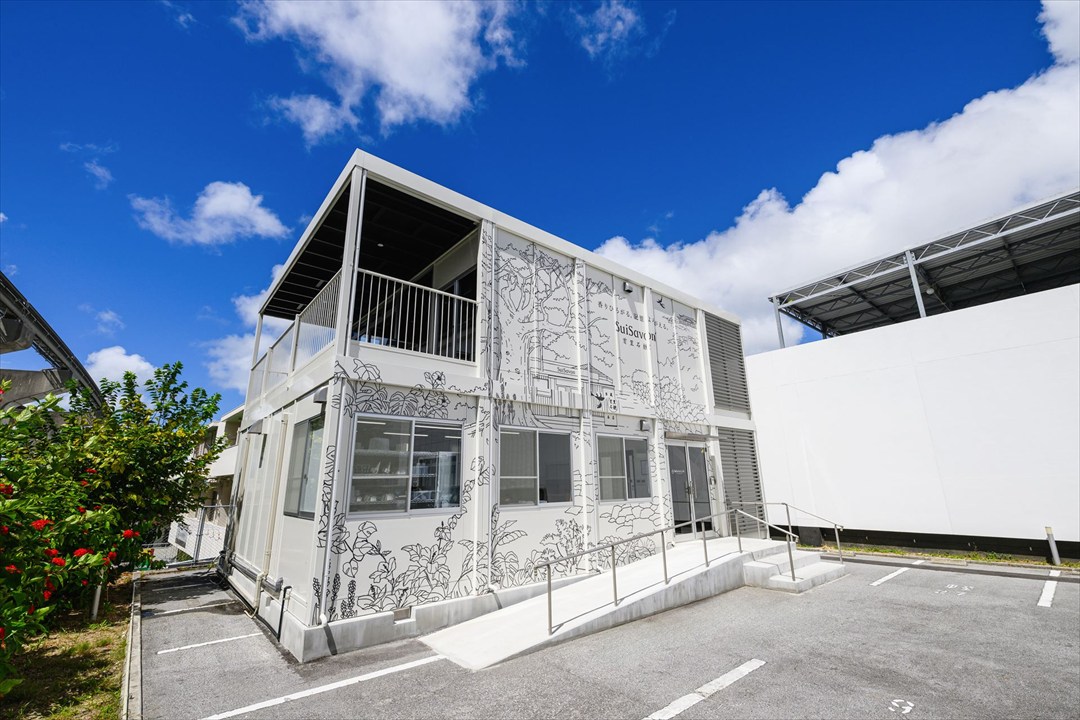 沖縄県那覇市の事務所(会社事務所)/研修スペースのユニットハウス・プレハブ・コンテナハウス、外観 左アングル