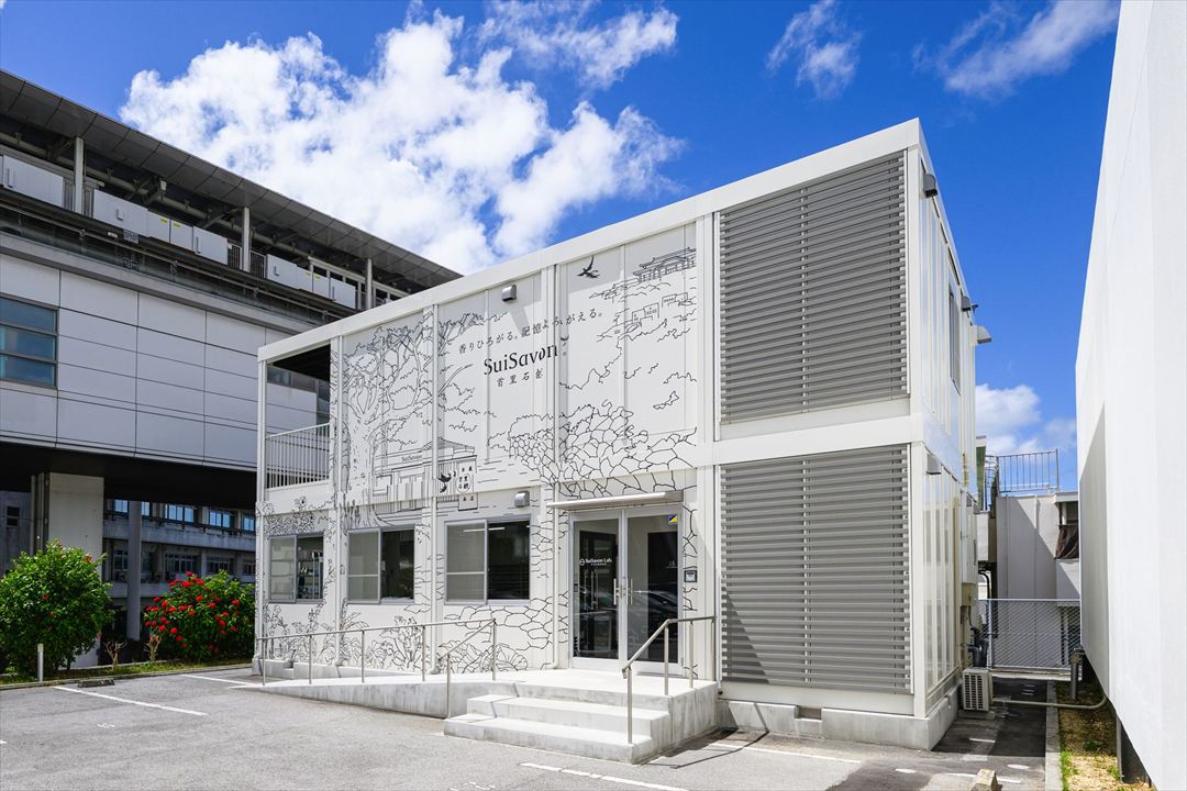 沖縄県那覇市の事務所(会社事務所)/研修スペースのユニットハウス・プレハブ・コンテナハウス、外観 右アングル