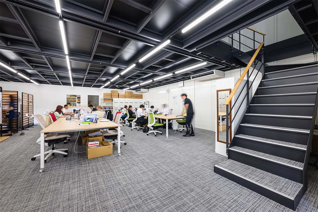 愛知県名古屋市100㎡以上（30坪以上）の事務所(会社事務所)のユニットハウス・プレハブ・コンテナハウス、内観1階　事務室（階段近くからのアングル）