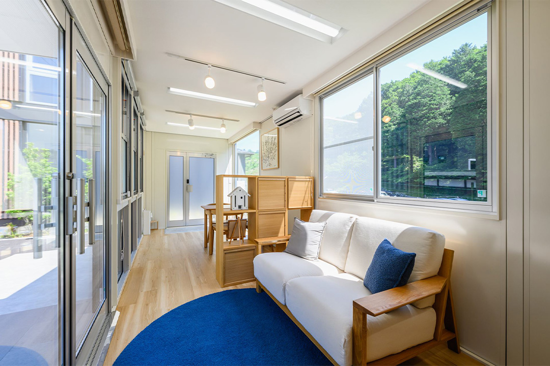 東京都西多摩郡日の出町100㎡以上（30坪以上）の事務所/安置室/待合室のユニットハウス・プレハブ・コンテナハウス、待合室　内覧（正面入口からの右アングル）