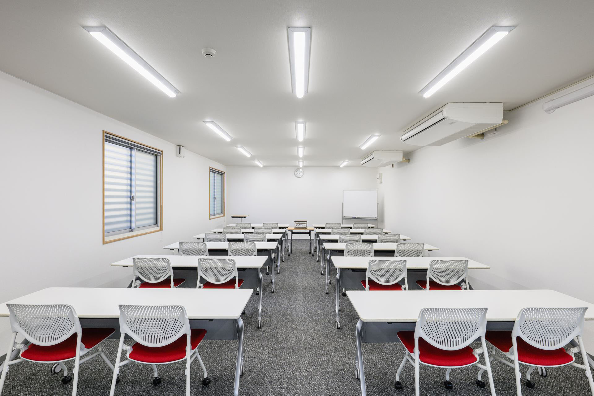 神奈川県川崎市50〜100㎡ (15〜30坪)の休憩所のユニットハウス・プレハブ・コンテナハウス、内覧　ミーティングルーム（入口から室内を見た様子）