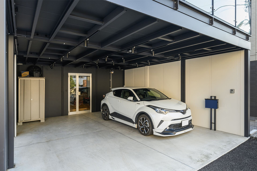 東京都府中市の事務所(会社事務所)/ガレージのユニットハウス・プレハブ・コンテナハウス、外観の左アングル（ガレージ）