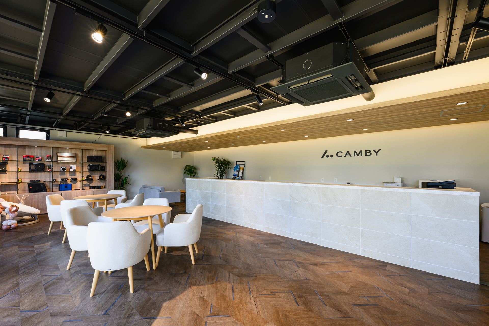 愛知県名古屋市100㎡以上（30坪以上）の店舗(自動車・ペット用品・カーオーディオ販売)のユニットハウス・プレハブ・コンテナハウス、内観1階 ラウンジスペース 受付