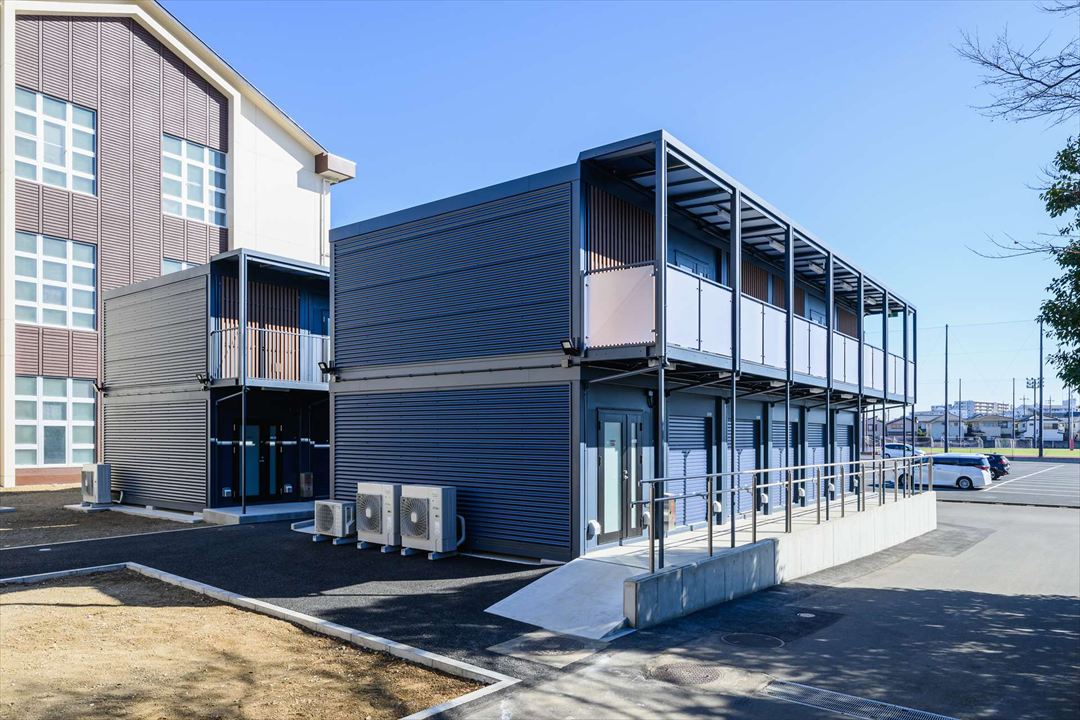 千葉県柏市100㎡以上（30坪以上）のスポーツレジャー(部室棟/クラブハウス)のユニットハウス・プレハブ・コンテナハウス、外観 左アングル