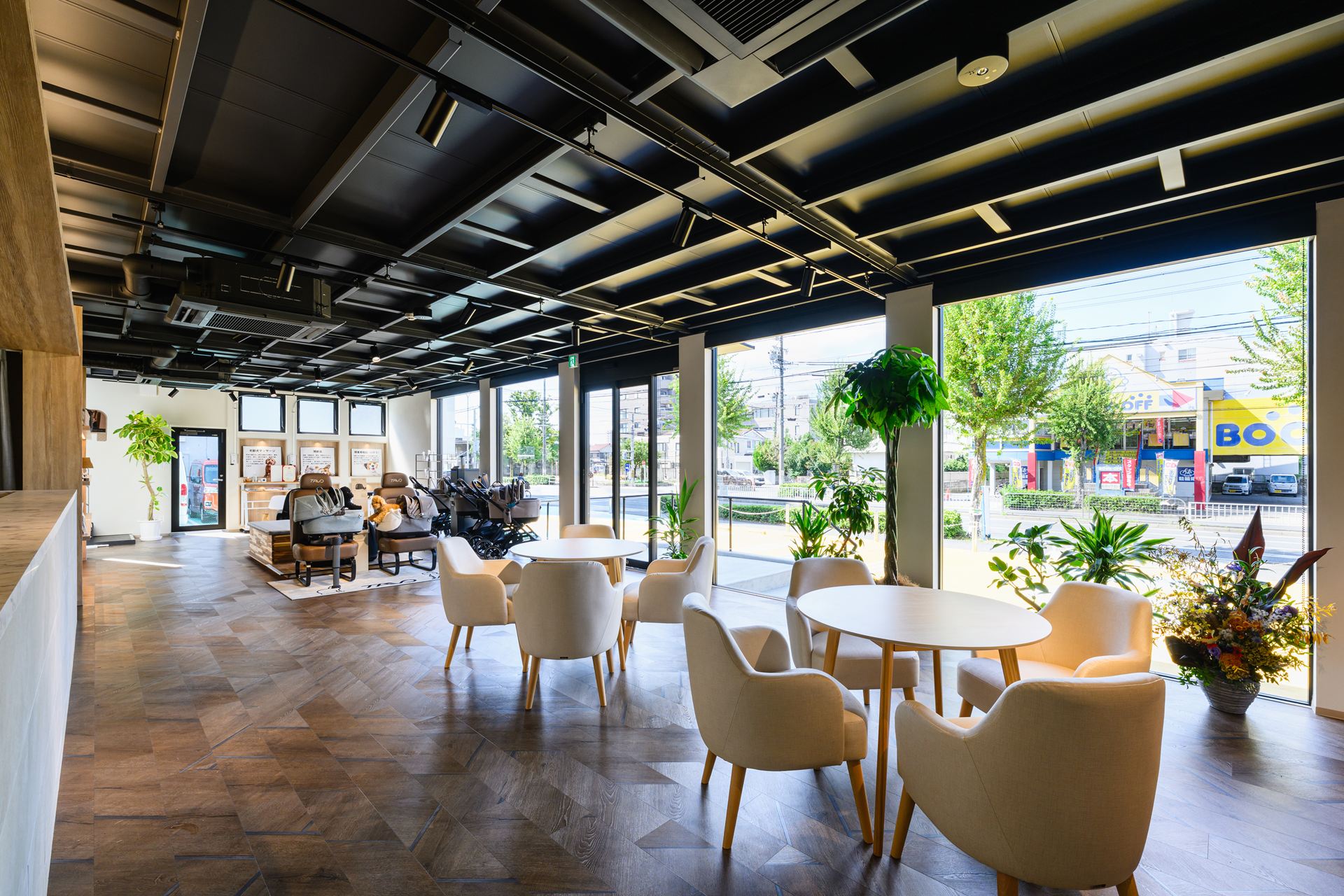 愛知県名古屋市100㎡以上（30坪以上）の店舗(自動車・ペット用品・カーオーディオ販売)のユニットハウス・プレハブ・コンテナハウス、内観1階 ラウンジスペース エントランス