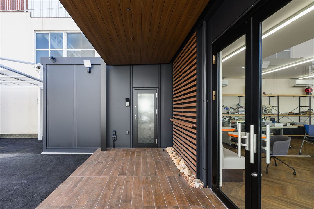 愛知県名古屋市50〜100㎡ (15〜30坪)の店舗(ショールーム)のユニットハウス・プレハブ・コンテナハウス、外観 エントランス デッキ