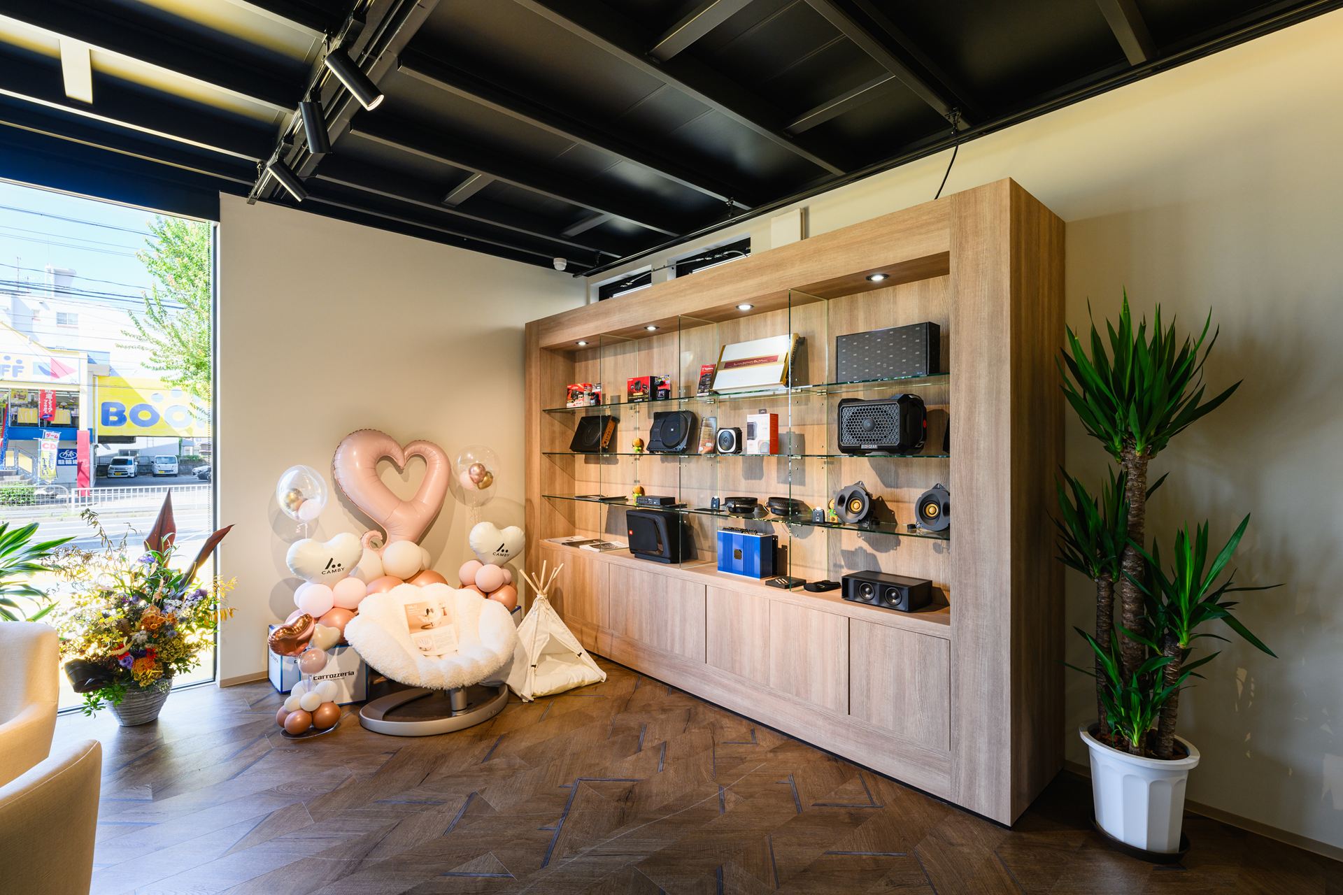 愛知県名古屋市100㎡以上（30坪以上）の店舗(自動車・ペット用品・カーオーディオ販売)のユニットハウス・プレハブ・コンテナハウス、内観1階 カーオーディオ販売