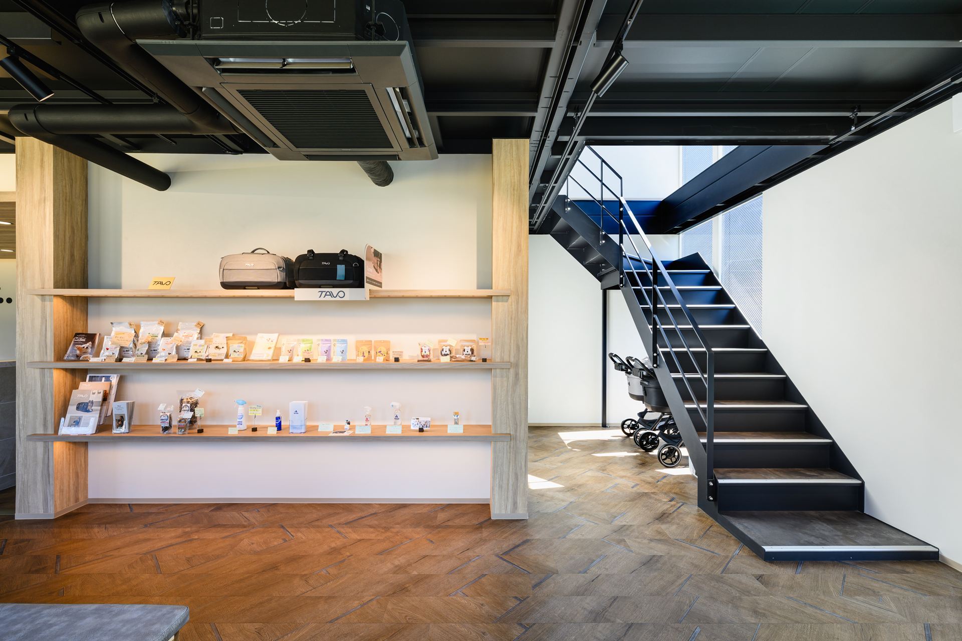 愛知県名古屋市100㎡以上（30坪以上）の店舗(自動車・ペット用品・カーオーディオ販売)のユニットハウス・プレハブ・コンテナハウス、内観1階 ペット用品販売 階段