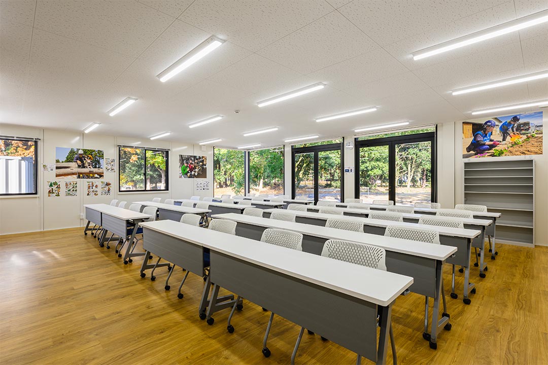 茨城県つくば市の研修施設/トイレのユニットハウス・プレハブ・コンテナハウス、内覧 1F 研修室 室内からを入口側見た様子